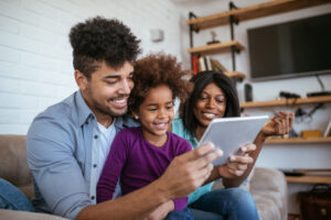 Papá, mamá e hija, felices por haber recibido su VISA FAMILIAR